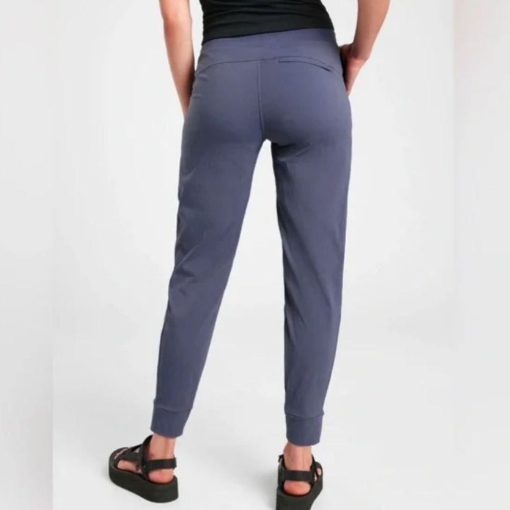 ๐SOLD Athleta Trekke North Jogger Pants in Midevil Violet Size 26 - Picture 2 of 8